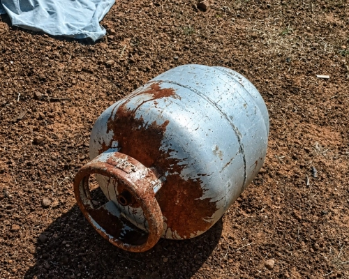 Vítima foi encontrada com facas cravadas nas costas e rosto deformado na comunidade rural